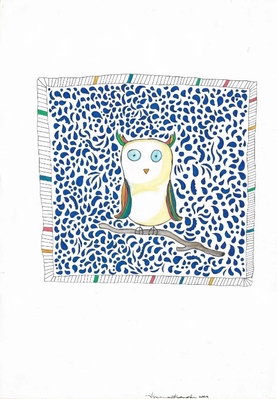Ilustración de búho amarillo con ojos celestes posado en rama, sobre fondo azul con patrón orgánico y marco decorativo