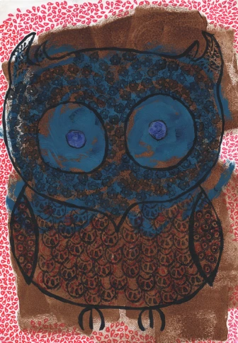 Pintura texturizada de un búho azul y marrón con ojos grandes, cuerpo estampado de plumas y flores, sobre un fondo de pinceladas y gotas rosas