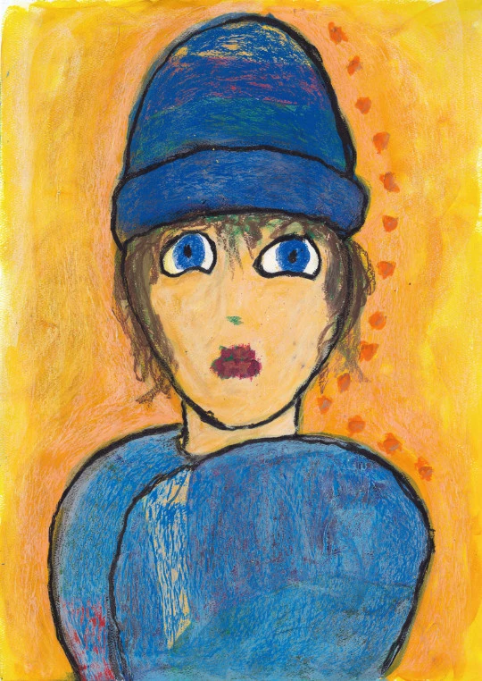 Retrato en pastel de figura con gorro azul y sweater, ojos azules grandes, sobre fondo cálido amarillo y puntos naranja