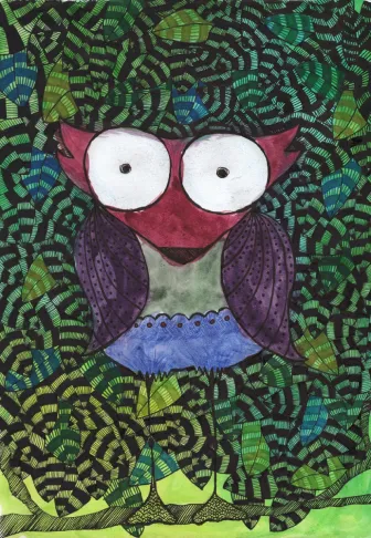 Ilustración de un búho estilizado con enormes ojos blancos, cuerpo azul y gris y alas moradas sobre un fondo denso de hojas verdes