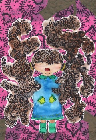 Dibujo en acuarela de una niña sin ojos sobre un fondo textil rosa brillante. Su cabello se expande en volutas llenas de garabatos y espirales